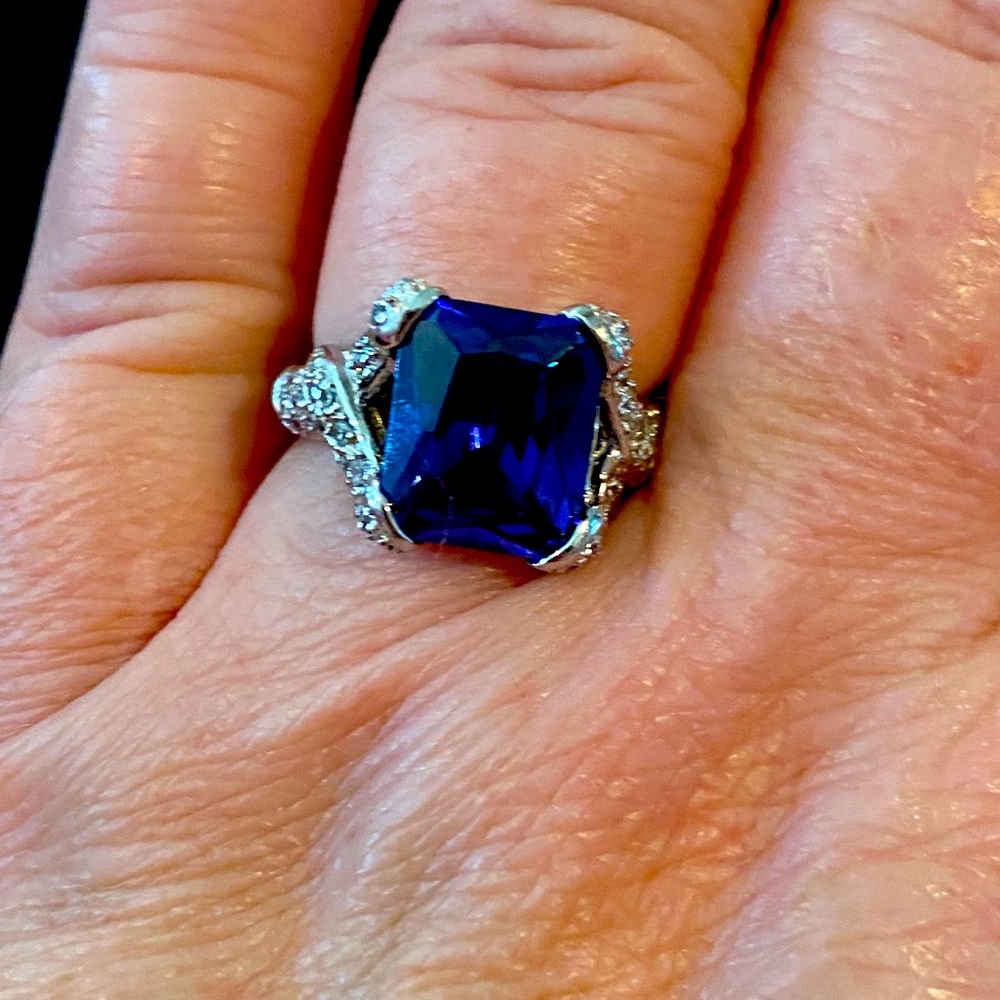 Emerald cut amethyst surrounded by white gems, 8